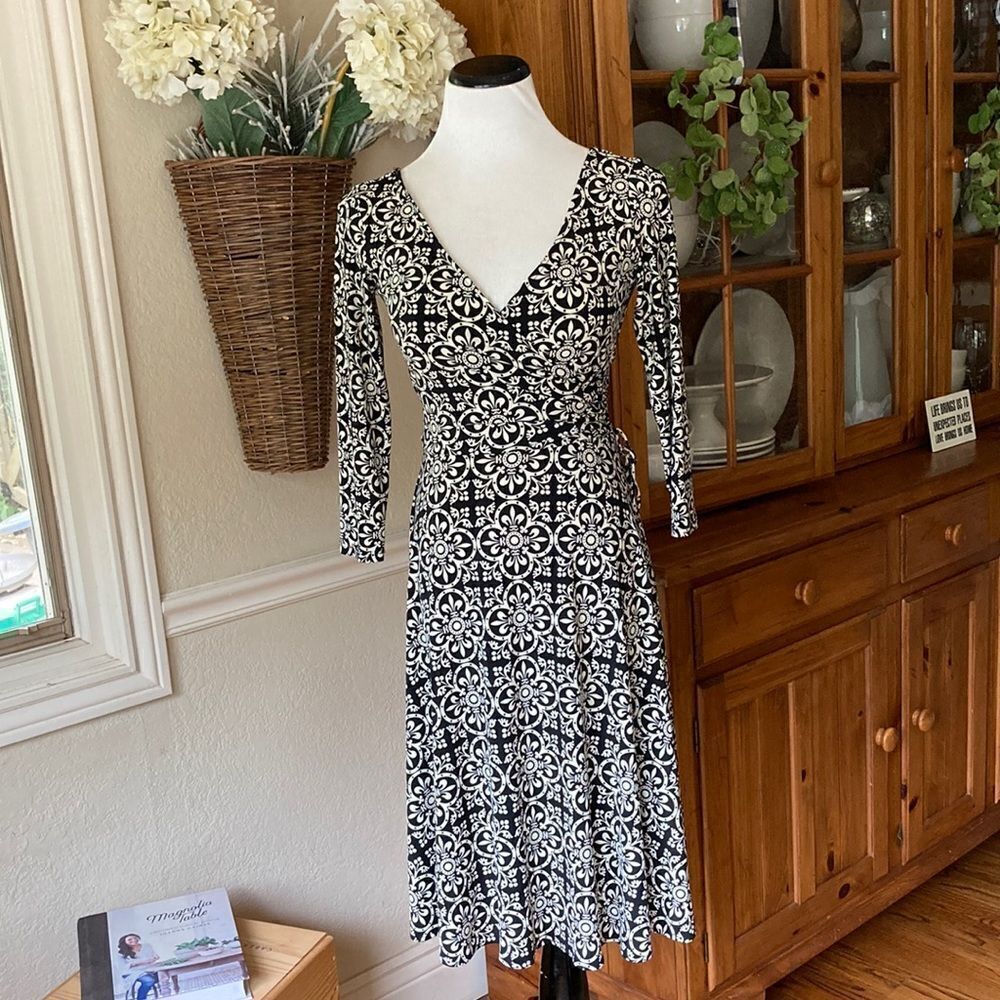 London Time Black/White Wrap Style Dress Size 6